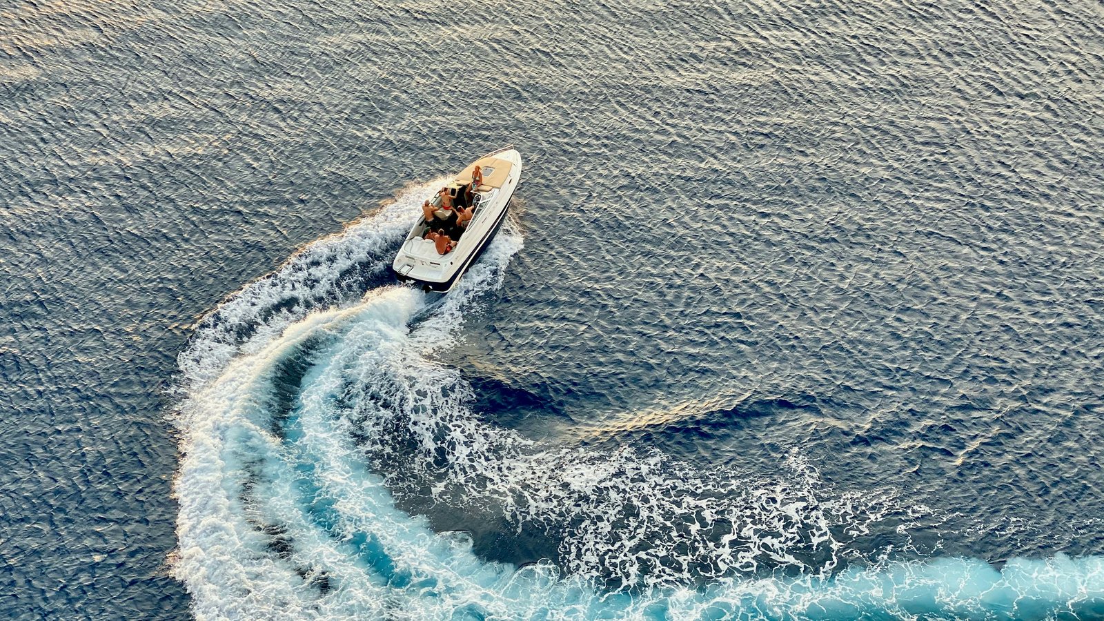 Моторная лодка на морской воде